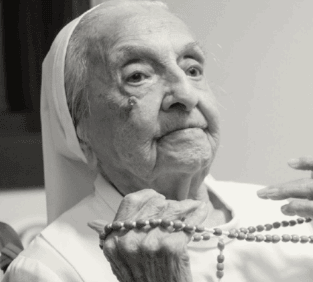 عميدة البشرية تفارق الحياة عن عمر ناهز 117 عاما