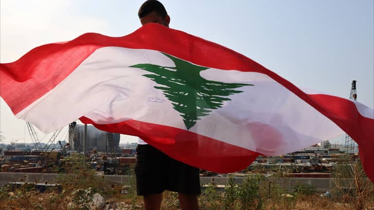 الحياة تعود لرافعات بيروت لكن مخلفات الانفجار باقية