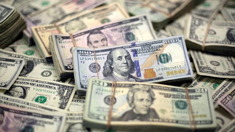 البنك الأهلي المصري يخفض فائدة الشهادات الدولارية