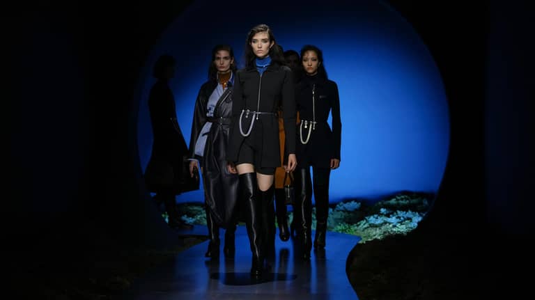 فخامة صامتة.. "هيرميس" تحوّل منصة العرض إلى غابة عطرية