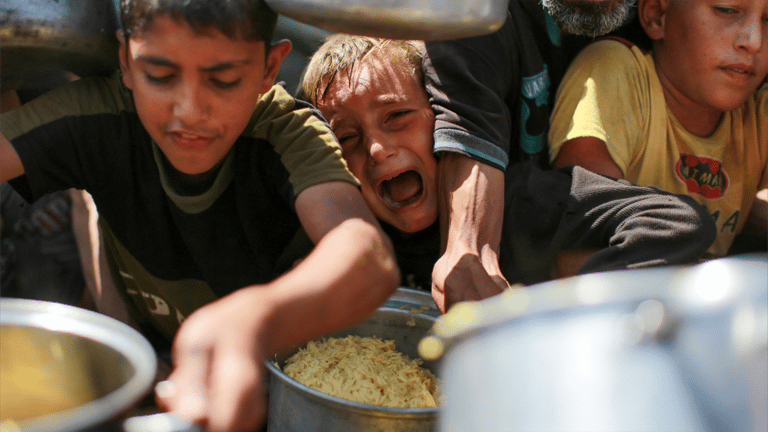 RUTF.. غذاء معجزة ينقذ أطفال غزة وسط انهيار الدعم
