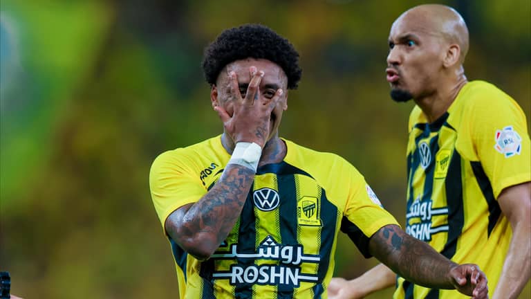 اتحاد جدة يفك عقدة الهلال بـ"رباعية نارية"