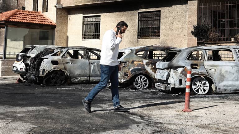 مستوطنون يحرقون مركبات فلسطينيين أمام أعينهم