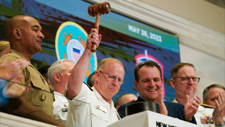 قائد الأسطول الأميركي لـ"بلينكس": أحذر من تعطيل الملاحة في الخليج