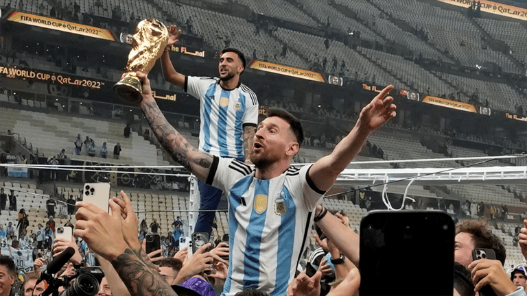 لحظة سحرية.. ميسي يرفع كأس العالم مجددا