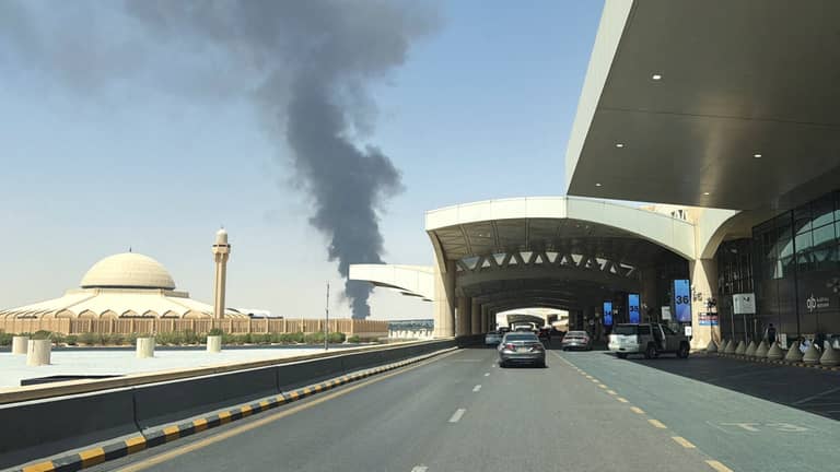 ألسنة لهب ودخان أسود قرب مطار الرياض.. واضطراب في الرحلات