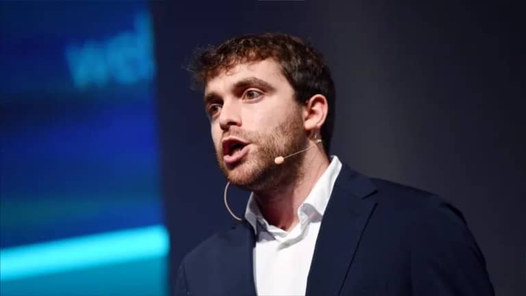 فابريزيو رومانو يبيع معجبيه بعلاقة حب