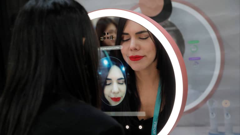 ظاهرة GRWM.. بشرة الشباب وهويّتهم في "مأزق"