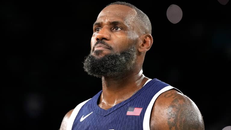 ليبرون يوسع إمبراطوريته بشراء أسهم "بطل NBA"