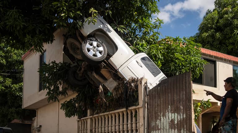 "عربات طائرة".. مشاهد مروعة من عواصف المكسيك