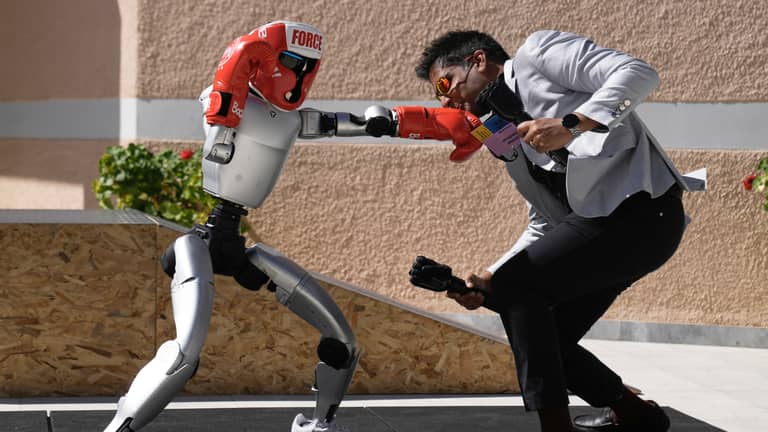 ذكاء اصطناعي ممنوع من السفر.. بكين تصفع "ميتا" وتحظر بيع "مانوس"