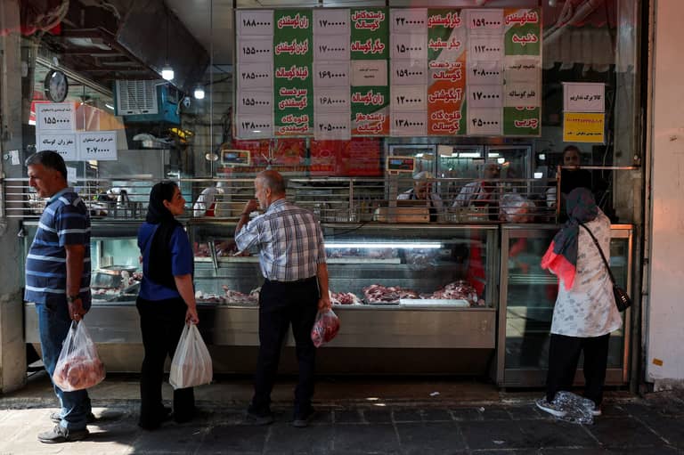 "راتبي يكفي عشرة أيام".. يوميات الإيرانيين مع اقتصاد الحرب