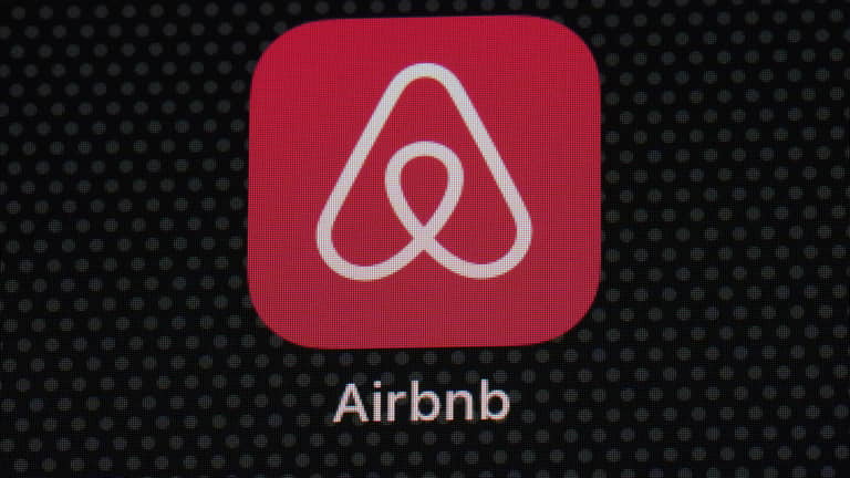 بفضل الـAI والمونديال.. أرباح Airbnb ترتفع أكثر من 16%