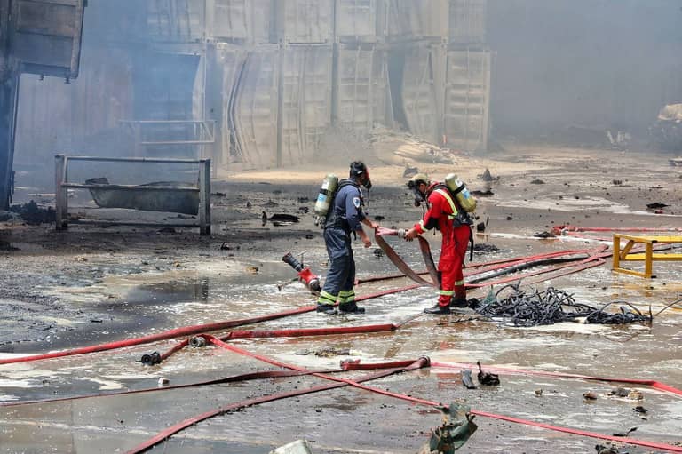 إيران تسيطر على حريق ميناء رجائي.. وتبدأ رحلة إخماده