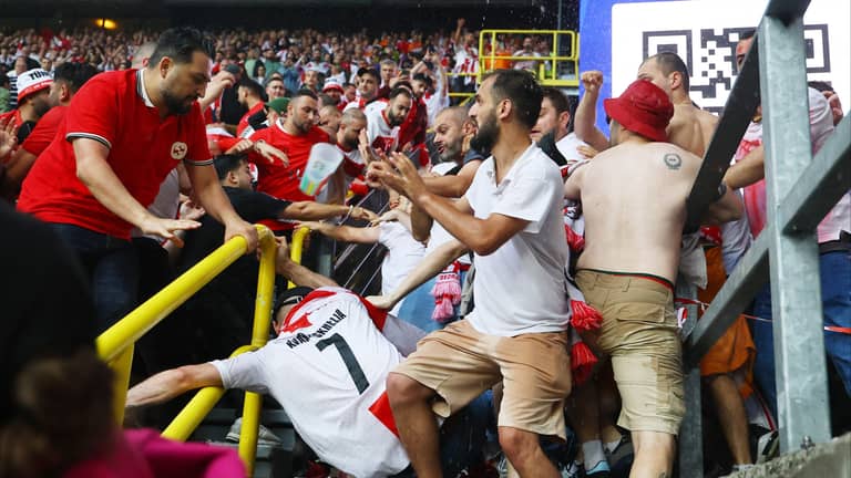 عراك داخل الملعب بين جماهير تركيا وجورجيا