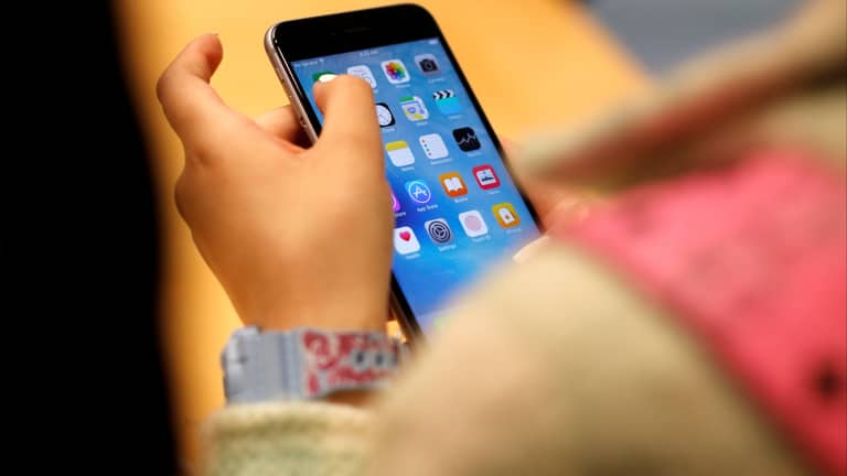 كيف تحولت منصات التواصل إلى بوابات خفية لتطرف الأطفال؟