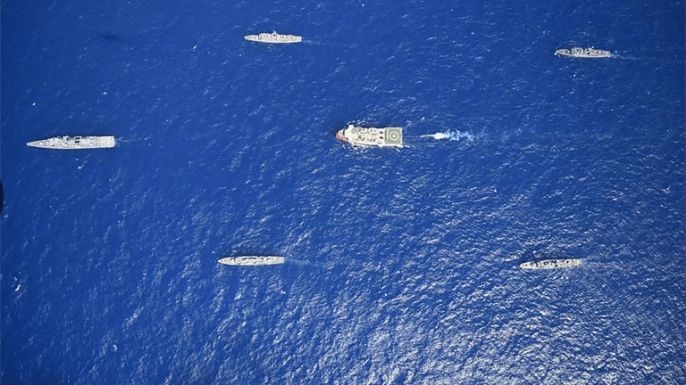 عملية معقدة بـ15 سفينة.. كيف تُدار عملية حصار هرمز من البحر؟