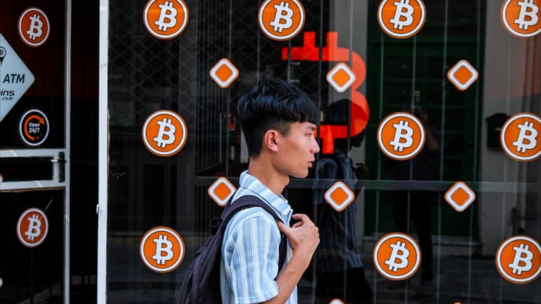 دونالد ترامب يتوج البيتكوين بـ95 ألف دولار