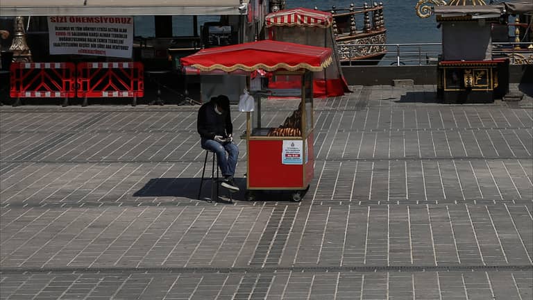 عربات الطعام التركية تنتظر المجهول
