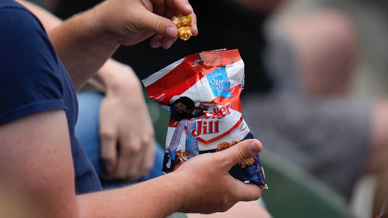 كيف تؤثر وجباتك الخفيفة المفضلة على صحتك العقلية؟