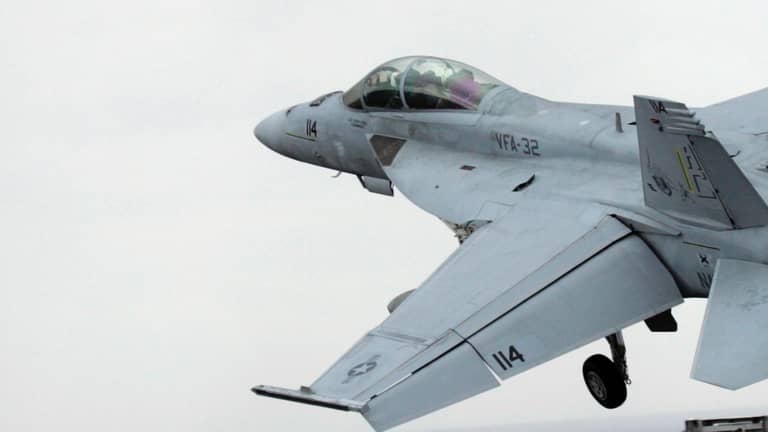 سقوط طائرة F-18 أميركية بالبحر الأحمر