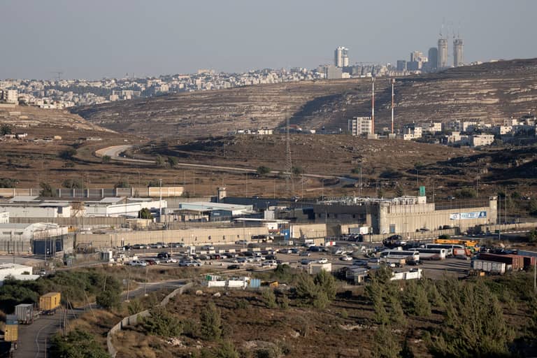 إسرائيل "تستحدث معسكرات" لاحتجاز الفلسطينيين