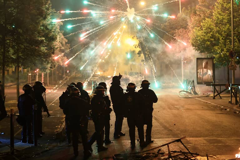 "تقنية المصائد".. الشرطة الفرنسية تحوّل المتظاهرين إلى طرائد