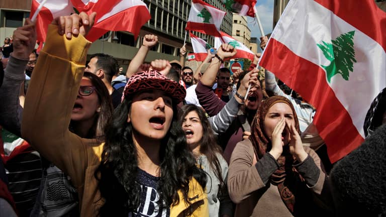 الجنس مقابل العمل.. صحافيات يحكين يوميات المهنة في لبنان