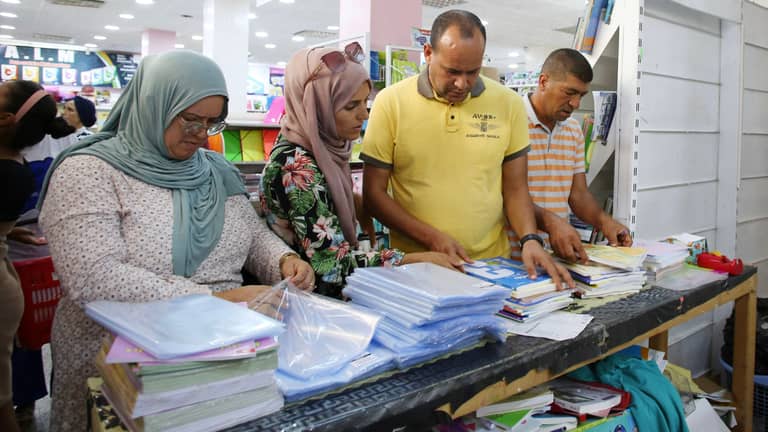 البحث عن "كرّاس".. العودة إلى المدرسة تُفقد التونسيين متعة العطلة