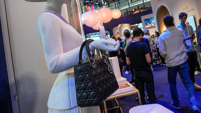 الحرب تطفئ بريق "لوي فيتون"