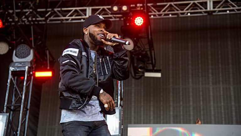 16 طعنة و100 مليون دولار.. هل "باعت" سجون أمريكا "توري لانيز"؟