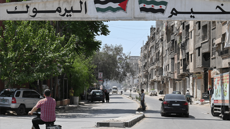 "جمعنا الأسلحة وسلمناها".. فصائل فلسطينية تدعمها طهران تغادر دمشق