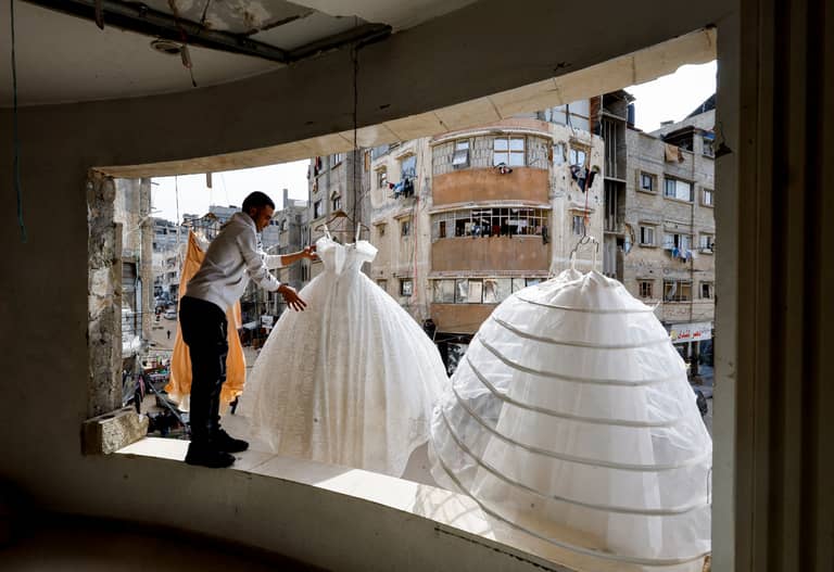 محل لفساتين الأعراس في غزة. رويترز
