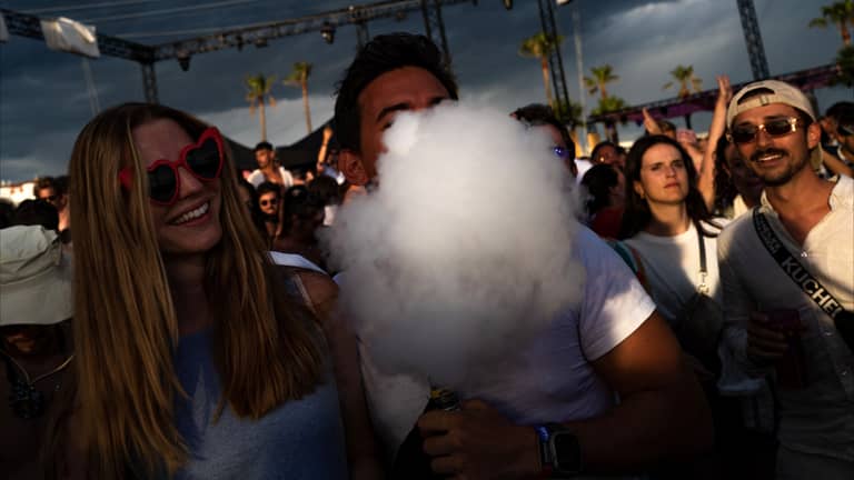 الـ"Puff" الأخير.. فرنسا تحظر السجائر الإلكترونية