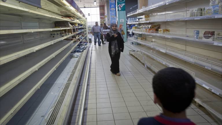 الكزبرة وفساتين الأعراس.. إليك أغرب الممنوعات على الفلسطينيين