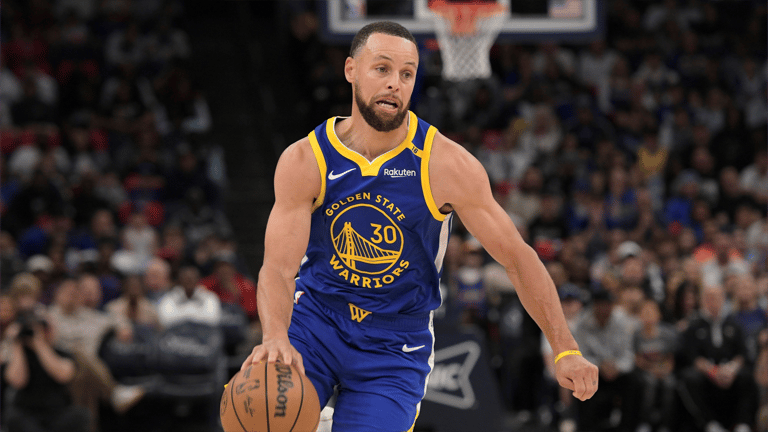بـ12 ثلاثية جديدة.. ستيف كوري ينثر سحره في NBA