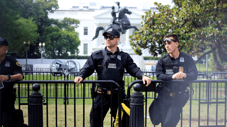 جهاز الخدمة السرية يطلق النار على مسلح قرب البيت الأبيض