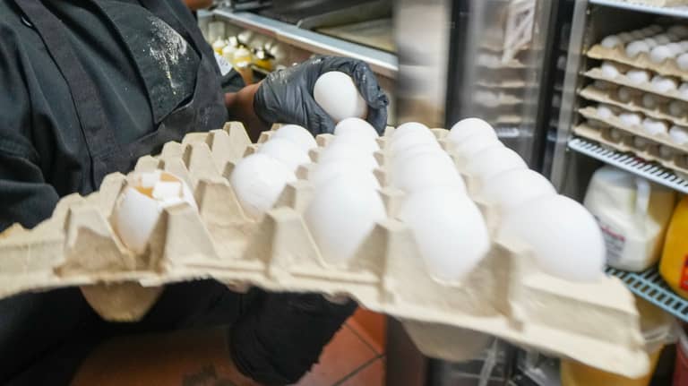 إفطار "غني بالسعرات" يحمي مرضى القلب من الاكتئاب