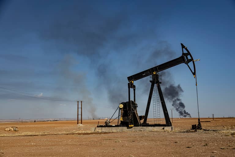 إيران توقف إمدادات النفط عن أكبر مصفاة في سوريا