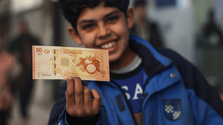 البيض لتعويض فرق السعر.. أزمة تبديل العملة تربك السوريين