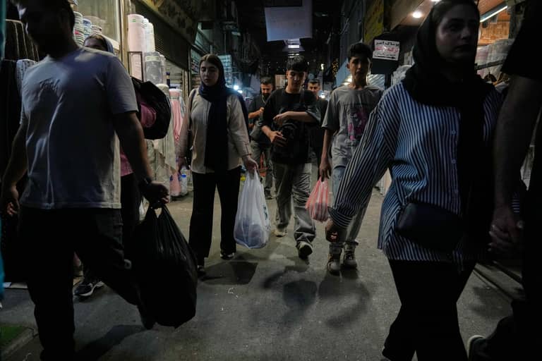 الإيرانيون أمام خيارات قاسية.. الحرب والتضخم يبددان أحلامهم