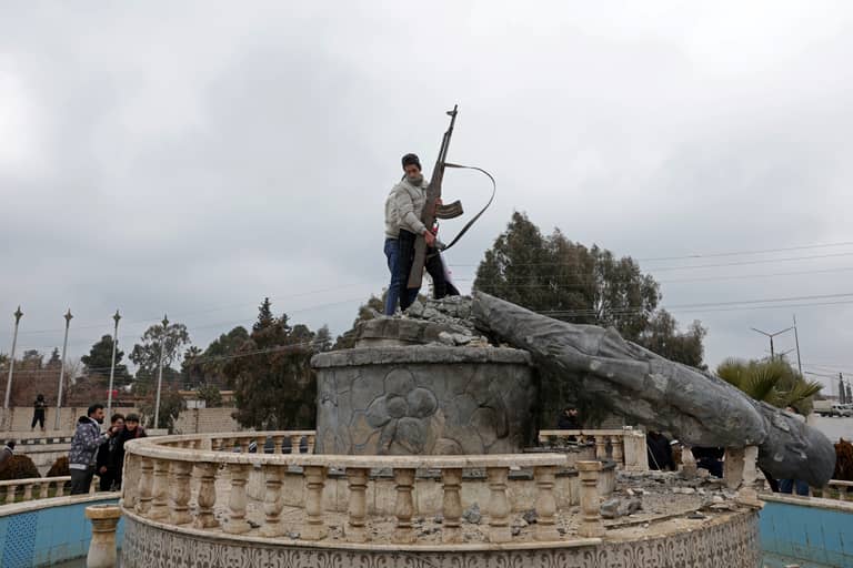 من هي المقاتلة الكردية التي تمّ تحطيم تمثالها في الرقة؟
