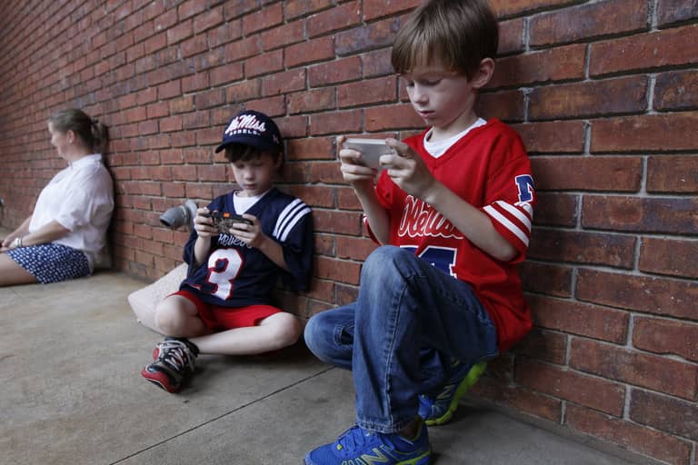 بريطانيا تدرس حظر على استخدام الأطفال لوسائل التواصل