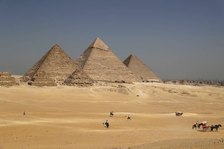 رحلة بانورامية فوق أهرامات الجيزة.. لماذا يعارضها ساويرس؟