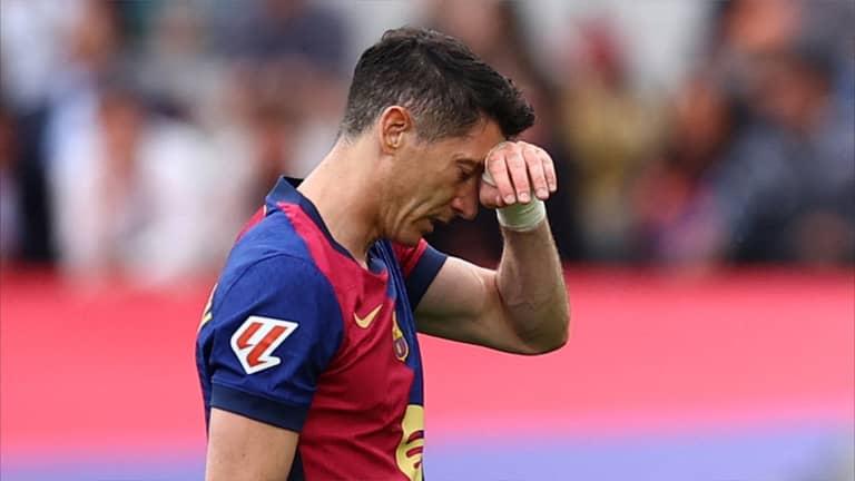 ليفاندوفسكي يرعب برشلونة
