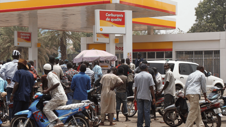 متطرفون يحاصرون مالي.. وقود الحرب يتحول إلى سلاح سياسي