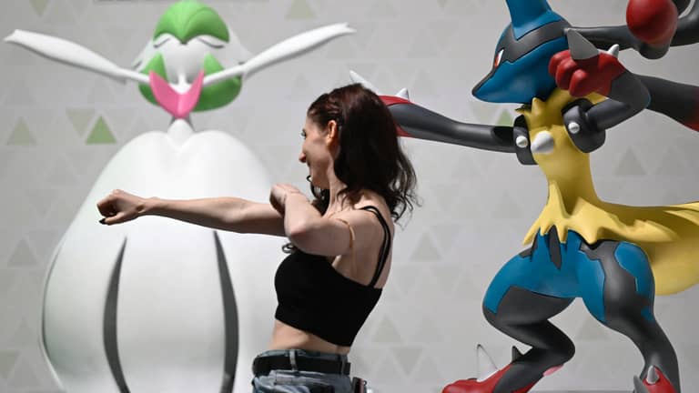 "بوكيمون" تجري في شوارع باريس وتعيد السحر إلى السلسلة