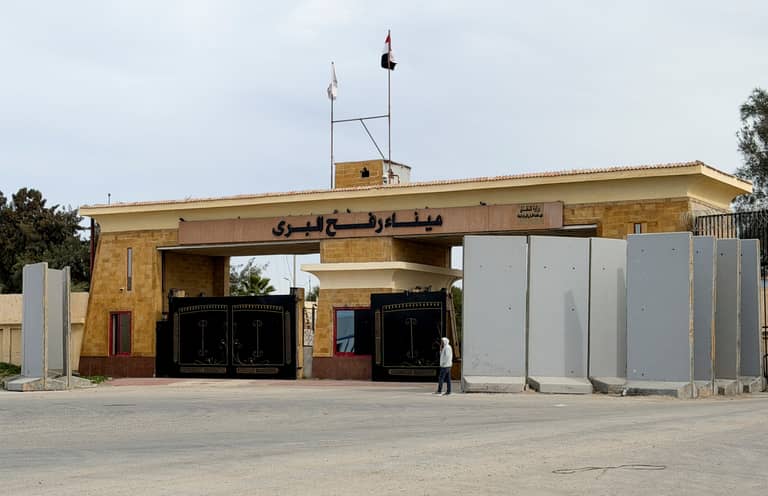 معبر رفح يفتح أبوابه رسميا لـ"50 داخلا و150 خارجا"