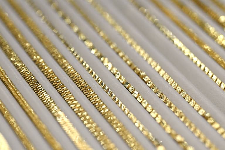 الذهب يرتدّ مع الحرب.. لكن خسائره الأسبوعية تضغط