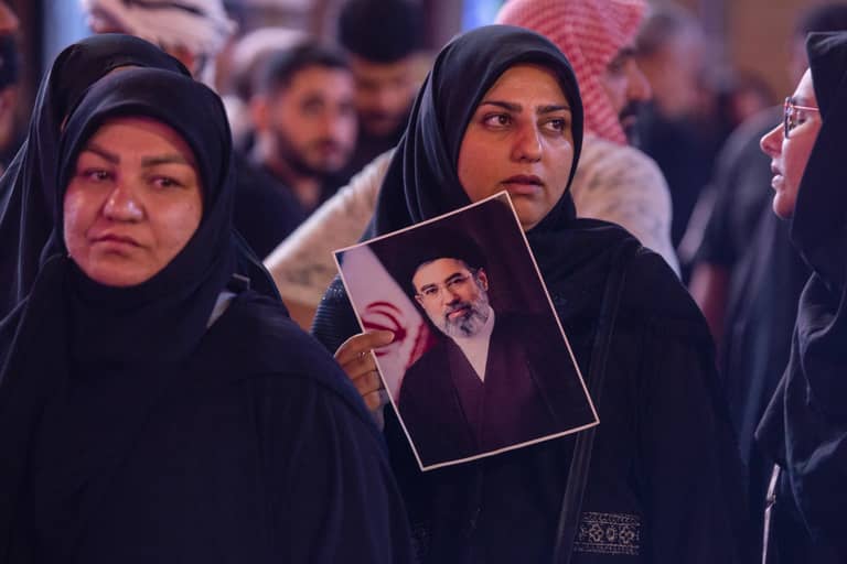 دفن خامنئي خلف الأبواب المغلقة.. وترقب لظهور مجتبى